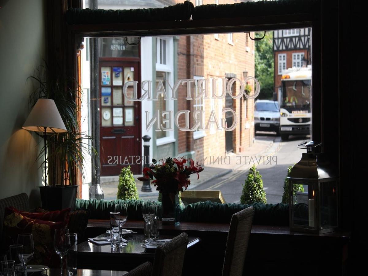Gilbey'S Bar, Restaurant & Townhouse Bed and Breakfast Windsor Exteriör bild
