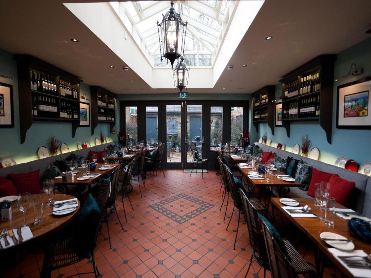 Gilbey'S Bar, Restaurant & Townhouse Bed and Breakfast Windsor Exteriör bild