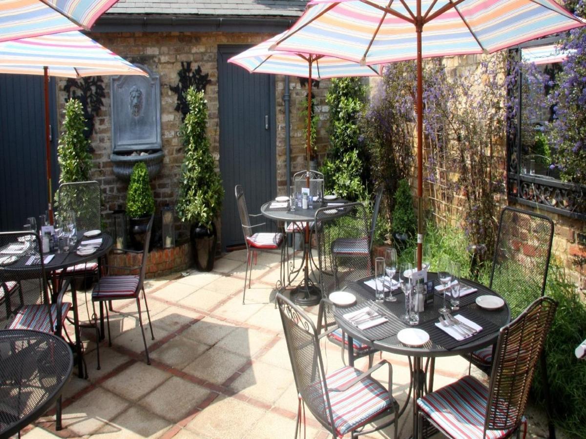 Gilbey'S Bar, Restaurant & Townhouse Bed and Breakfast Windsor Exteriör bild