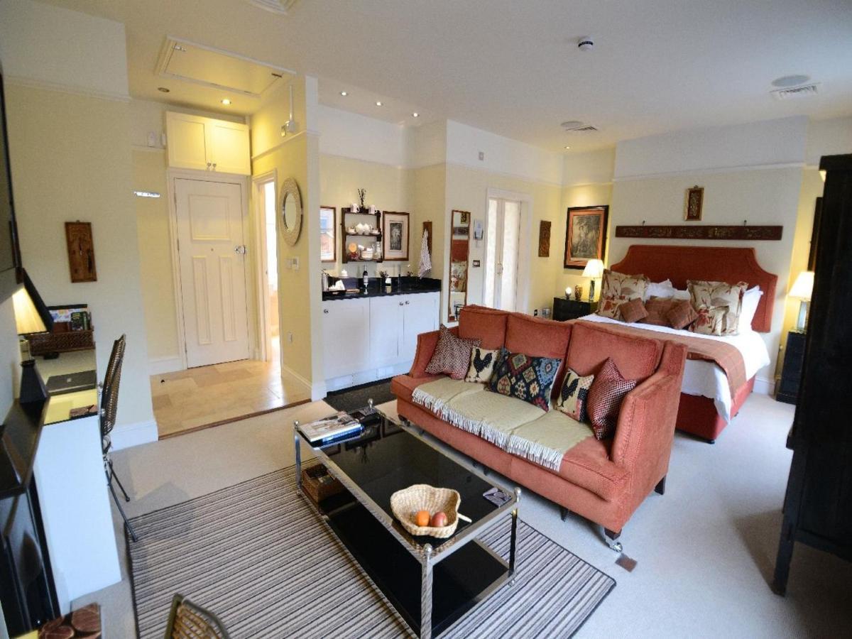 Gilbey'S Bar, Restaurant & Townhouse Bed and Breakfast Windsor Exteriör bild