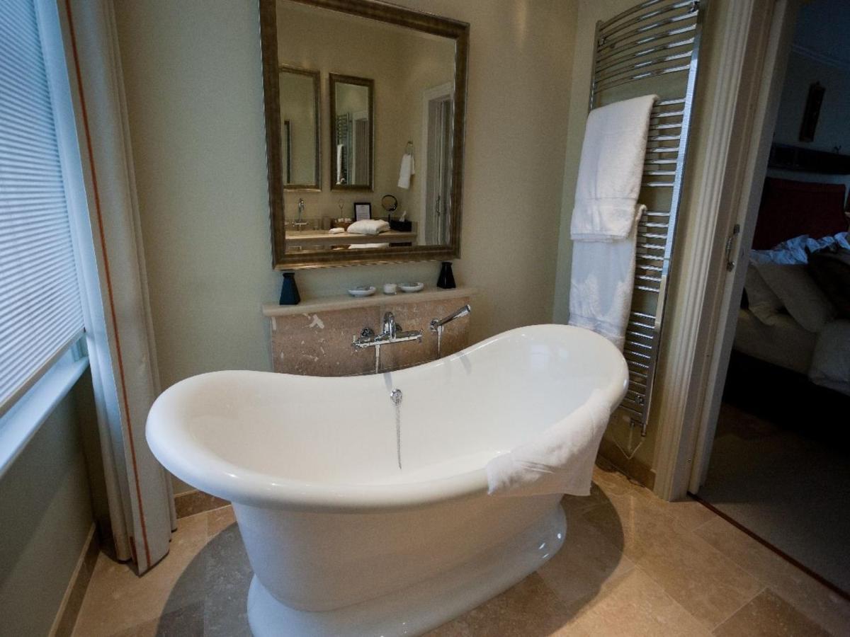 Gilbey'S Bar, Restaurant & Townhouse Bed and Breakfast Windsor Exteriör bild