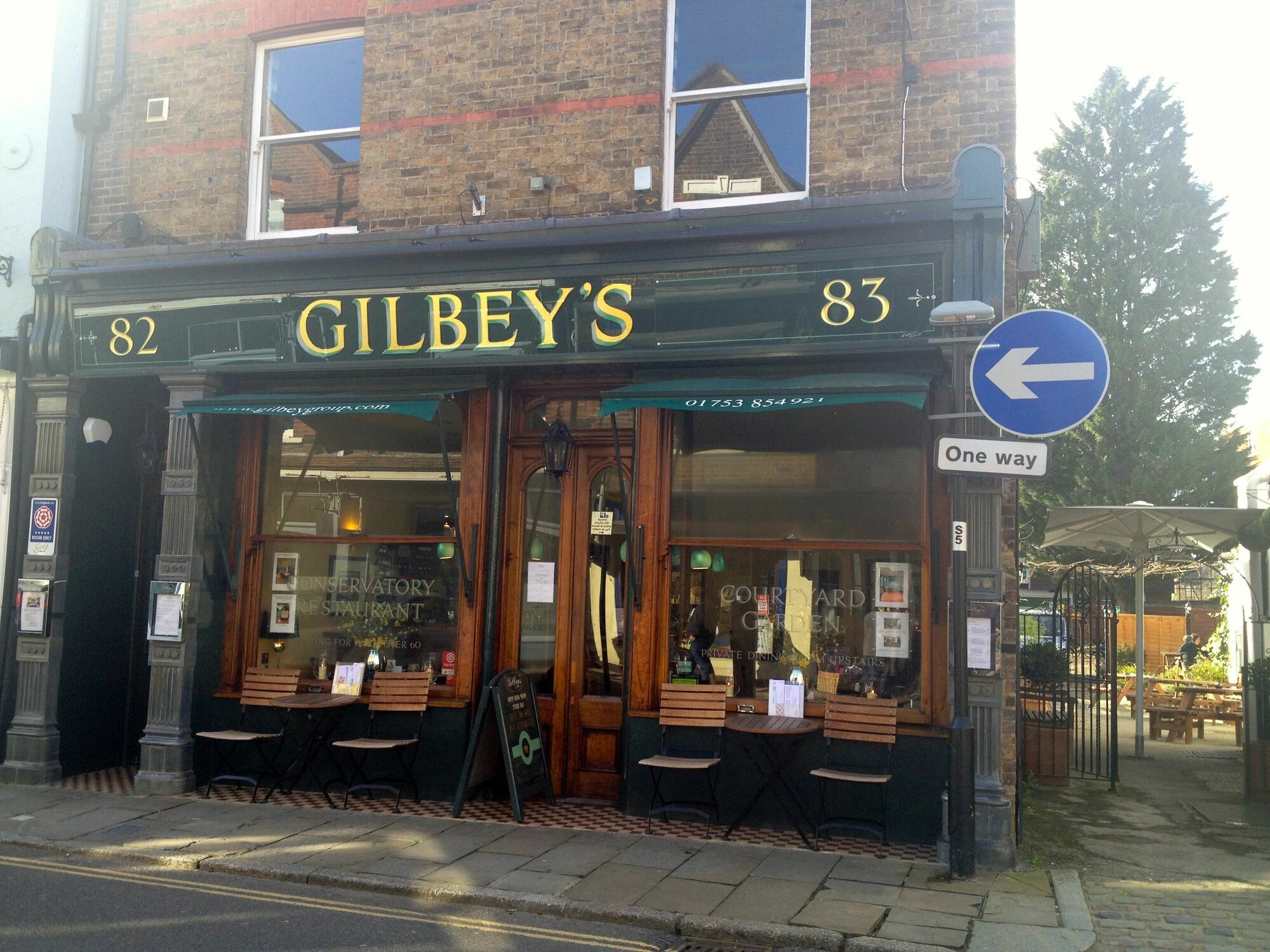 Gilbey'S Bar, Restaurant & Townhouse Bed and Breakfast Windsor Exteriör bild